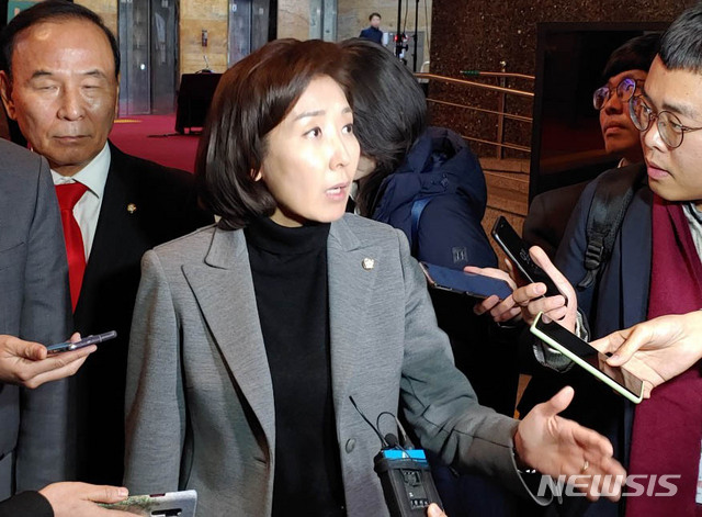 [서울=뉴시스] 장세영 기자 = 나경원 자유한국당 원내대표가 29일 오후 서울 여의도 국회에서 나오는 길에 기자들의 질문에 답하고 있다. 2019.11.29.&nbsp; photothink@newsis.com