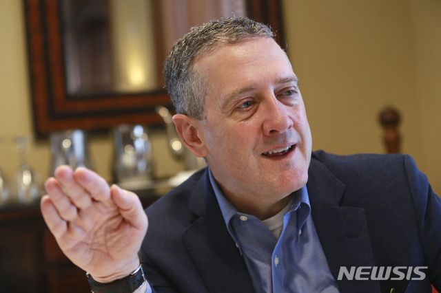 [리치먼드=AP/뉴시스] 2019년 11월19일(현지시간) 제임스 불러드 미국 세인트루이스 연방준비은행(연은) 총재가 버지니아주 리치먼드에서 인터뷰 중인 모습. 2021.04.02.