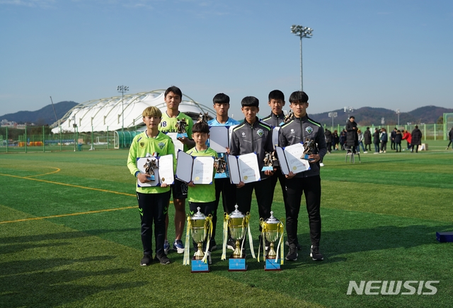 [전주=뉴시스] 전라북도 축구협회장배 축구대회 수상자.