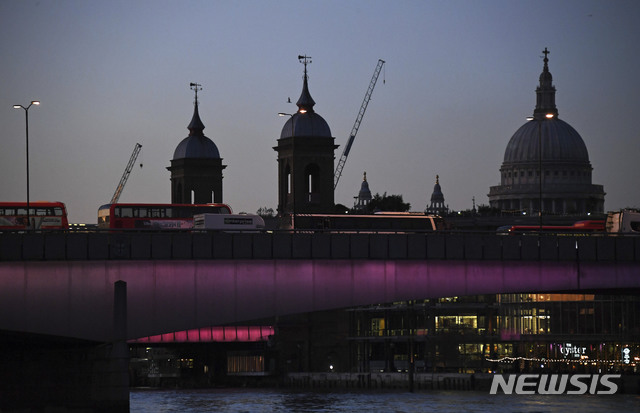 [런던=AP/뉴시스]29일(현지시간) 영국 수도 런던의 런던브리지가 흉기 테러로 폐쇄되면서 운행이 중단된 버스들이 다리 위에 정차돼 있다. 이날 한 남성이 런던브리지에서 흉기 난동을 벌여 여러 명이 숨지거나 다쳤다. 경찰은 이번 사건을 테러로 규정했다. 용의자는 현장에서 경찰 총격을 받고 사망했다. 2019.11.30.