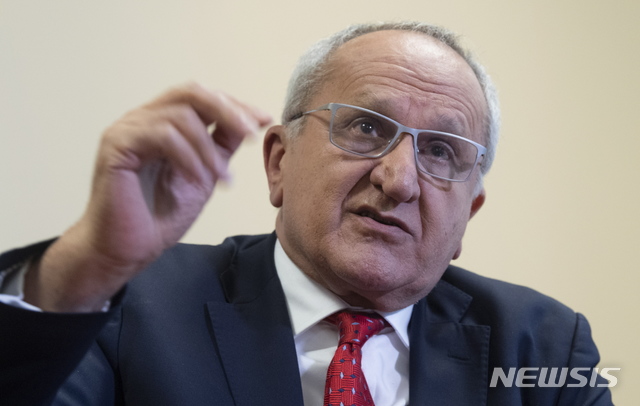 [오타와=AP/뉴시스] 헤수스 세아데 멕시코 외교차관이 11월29일(현지시간) 캐나다 오타와의 멕시코 대사관에서 기자들에게 이야기 중인 모습. 2019.12.16.