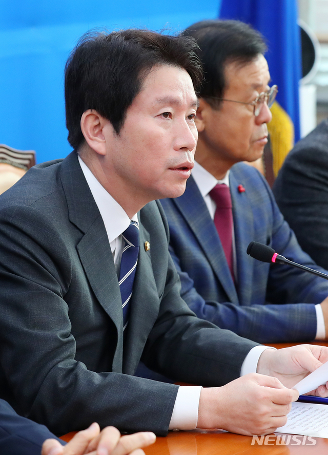 [서울=뉴시스]전신 기자 = 이인영 더불어민주당 원내대표가 30일 국회에서 열린 중진의원-상임위원장-원내대표단 연석회의에서 모두발언하고 있다. 2019.11.30.&nbsp; photo1006@newsis.com