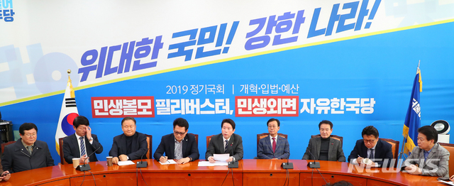 [서울=뉴시스]전신 기자 = 이인영 더불어민주당 원내대표가 30일 국회에서 열린 중진의원-상임위원장-원내대표단 연석회의에서 모두발언하고 있다. 2019.11.30. photo1006@newsis.com