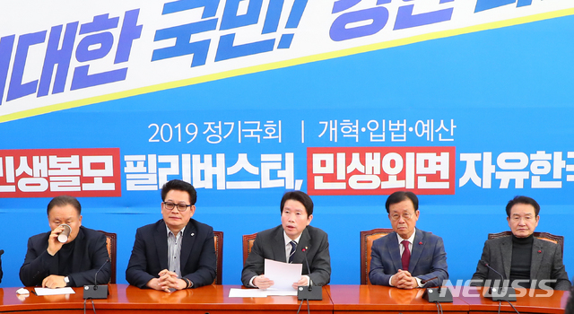 [서울=뉴시스]전신 기자 = 이인영 더불어민주당 원내대표가 30일 국회에서 열린 중진의원-상임위원장-원내대표단 연석회의에서 모두발언하고 있다. 2019.11.30.&nbsp; photo1006@newsis.com