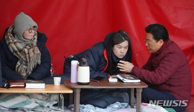 [서울=뉴시스] 김진아 기자 = 자유한국당 박맹우(오른쪽) 사무총장이 30일 서울 청와대 분수대 앞에서 황교안 대표를 이어 단식을 하고 있는 정미경(왼쪽), 신보라 최고위원을 찾아 단식을 중단할 것을 요구하고 있다. 2019.11.30.  bluesoda@newsis.com