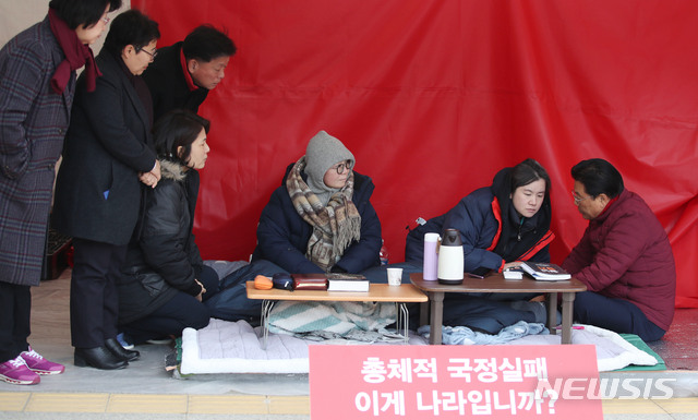 [서울=뉴시스] 김진아 기자 = 자유한국당 박맹우(오른쪽) 사무총장, 김명연 수석 대변인을 비롯한 지도부가 30일 서울 청와대 분수대 앞에서 황교안 대표를 이어 단식을 하고 있는 정미경(오른쪽 세번째), 신보라(오른쪽 두번째) 최고위원을 찾아 단식을 중단할 것을 요구하고 있다. 2019.11.30.    bluesoda@newsis.com