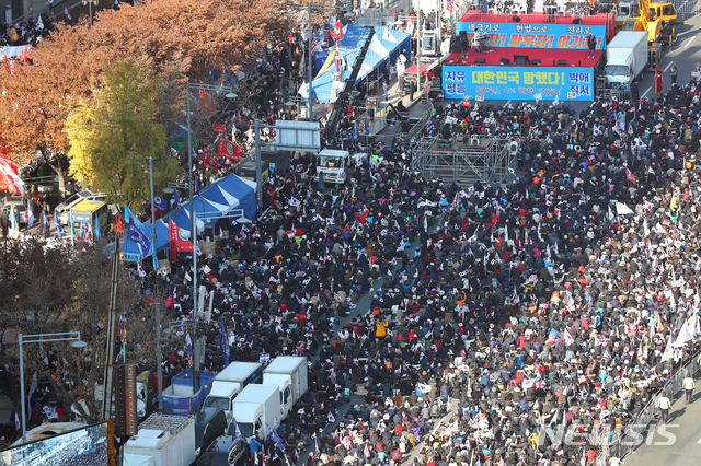 [서울=뉴시스]전신 기자 = 범국민투쟁본부 등 보수단체 회원들이 30일 서울 세종대로 일대에서 문재인 대통령 퇴진을 촉구하는 집회를 하고 있다. 2019.11.30.  photo1006@newsis.com