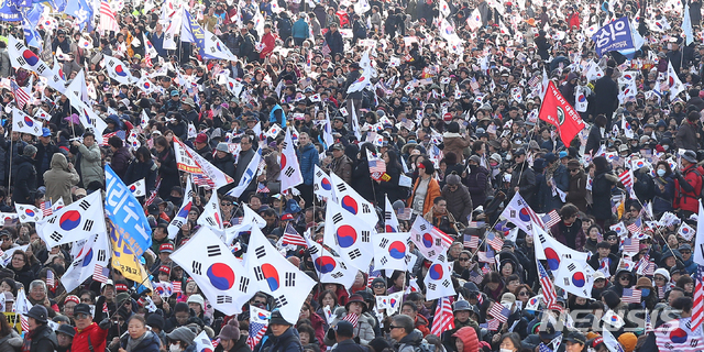 [서울=뉴시스]전신 기자 = 범국민투쟁본부 등 보수단체 회원들이 30일 서울 세종대로 일대에서 문재인 대통령 퇴진을 촉구하는 집회를 하고 있다. 2019.11.30.  photo1006@newsis.com