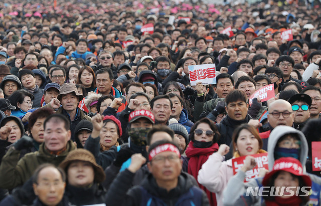 [서울=뉴시스] 김진아 기자 = 민중공동행동 관계자들이 30일 서울 종로구 광화문광장에서 열린 2019 전국민중대회에서 구호를 외치고 있다. 2019.11.30.  bluesoda@newsis.com