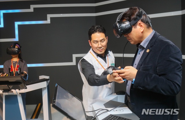  용인어린이상상의 숲 내 미래직업연구소 개관식에서 시설을 둘러보는 백군기 시장.