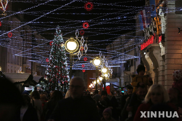 [ 리예카 ( 크로아티아)= AP/뉴시스] 크로아티아의 리예카 시에서 지난 해 11월 30일 성탄절을 앞두고 거리 장식의 점화식이 열리고 있다. 유서깊은 최대 항구도시 리예카는 올해의 유럽문화도시로 선정돼 1일 개막식을 가졌다. 