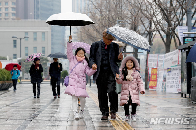 [서울=뉴시스]김병문 기자 = 지난해 12월1일 오전 서울 종로구 광화문네거리 일대에서 어린이들이 할아버지와 함께 우산을 쓰고 걷고 있다. 2019.12.01. dadazon@newsis.com