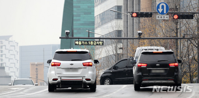 [서울=뉴시스]김선웅 기자 = 서울 사대문안 '녹색교통지역(한양도성 내 16.7㎢)' 배출가스 5등급 차량 운행제한이 시작된 지난해 12월1일 서울 중구의 한 도로에 단속 카메라가 설치돼있다.    녹색교통지역은 종로구 8개동과 중구 7개동이 포함되며 이날부터 저공해 조치를 하지 않은 전국의 모든 5등급 차량이 녹색교통지역에 진입하면 과태료 25만원(1일 1회)이 부과된다. 단속 시간은 매일 오전 6시부터 오후 9시까지다. 2019.12.01.   mangusta@newsis.com