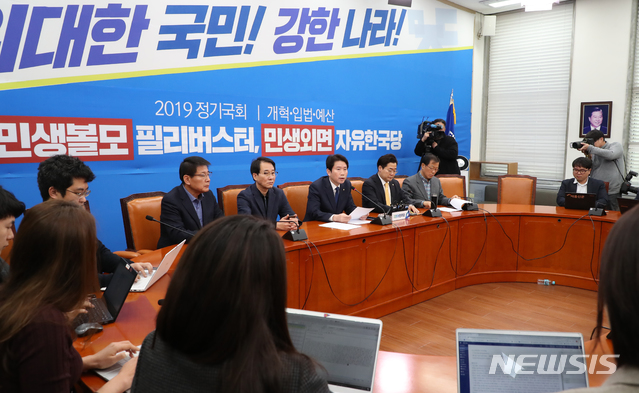 [서울=뉴시스]김명원 기자 = 이인영 더불어민주당 원내대표가 1일 오전 서울 여의도 국회 더불어민주당 원내대표실에서 현안 관련 기자간담회를 하고 있다. 2019.12.01.&nbsp; kmx1105@newsis.com 