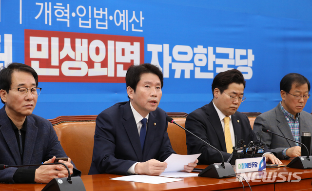 [서울=뉴시스]김명원 기자 = 이인영 더불어민주당 원내대표가 1일 오전 서울 여의도 국회 더불어민주당 원내대표실에서 현안 관련 기자간담회를 하고 있다. 2019.12.01.&nbsp; kmx1105@newsis.com 