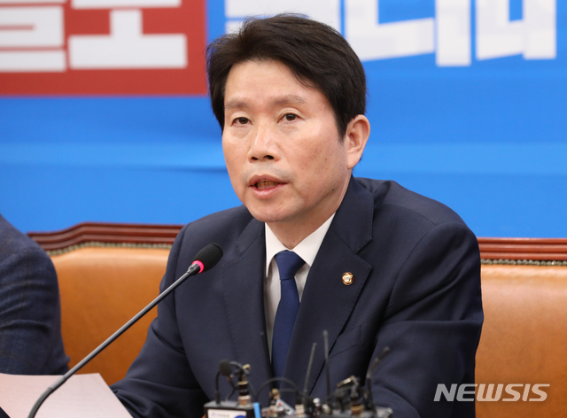 [서울=뉴시스]김명원 기자 = 이인영 더불어민주당 원내대표가 1일 오전 서울 여의도 국회 더불어민주당 원내대표실에서 현안 관련 기자간담회를 하고 있다. 2019.12.01.&nbsp; kmx1105@newsis.com 