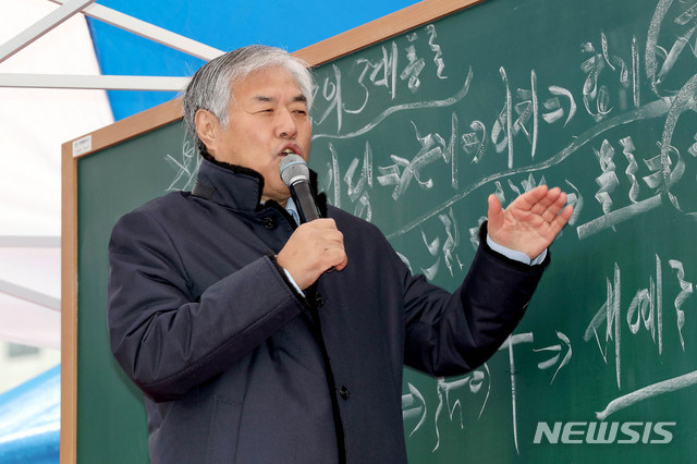 [서울=뉴시스]김병문 기자 = 전광훈 목사가 1일 오전 서울 종로구 광화문 교보빌딩 앞에서 문재인하야범국민투쟁본부 주최로 열린 '대한민국 바로세우기 국민대회'에 참석해 예배를 하고 있다. 2019.12.09. dadazon@newsis.com