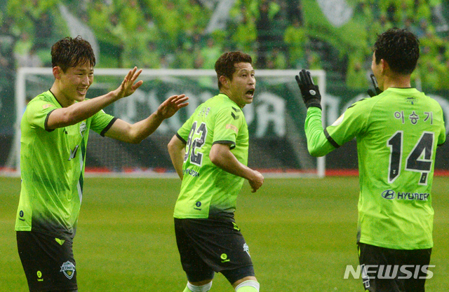 [전주=뉴시스] 김얼 기자= 전북현대모터스 손준호 선수가 1일 전북 전주시 전주월드컵경기장에서 열린 하나원큐 K리그1 2019 전북현대모터스와 강원FC의 경기에서 골을 성공시키고 동료들에게 축하를 받고 있다. 2019.12.01.&nbsp; pmkeul@newsis.com