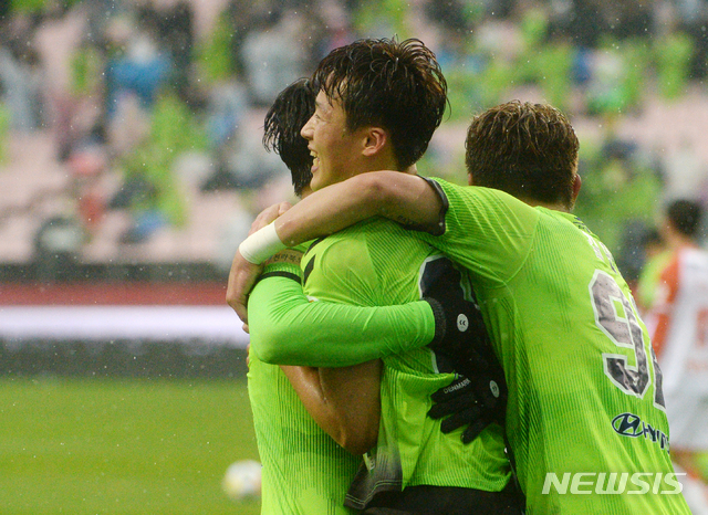 [전주=뉴시스] 김얼 기자= 전북현대모터스 손준호 선수가 1일 전북 전주시 전주월드컵경기장에서 열린 하나원큐 K리그1 2019 전북현대모터스와 강원FC의 경기에서 골을 성공시키고 동료들에게 축하를 받고 있다. 2019.12.01. pmkeul@newsis.com