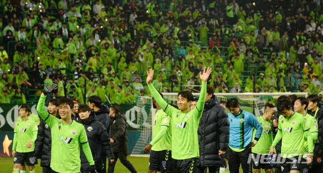 [전주=뉴시스] 김얼 기자= 하나원큐 K리그1 2019 마지막 경기가 열린 1일 전북 전주시 전주월드컵경기장에서 우승팀 전북현대모터스 선수들이 팬들에게 세레머니를 하고 있다. 2019.12.01.&nbsp; pmkeul@newsis.com