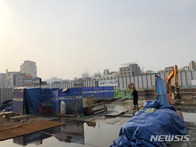[서울=뉴시스] 지난 2월 서울 동작구에 위치한 대형공사장에서 비산먼지가 발생하지 않도록 물청소를 실시하고 있다. (사진=서울 동작구 제공)