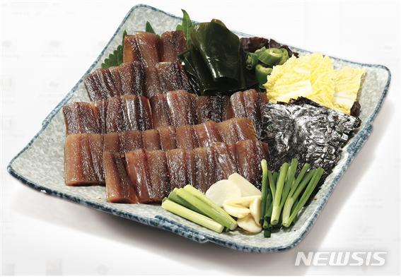 [서울=뉴시스] 이마트가 미세먼지 등 위생에 취약한 자연풍 건조 대신 HACCP 인증 온실에서 냉풍 건조한 과메기를 판매한다.