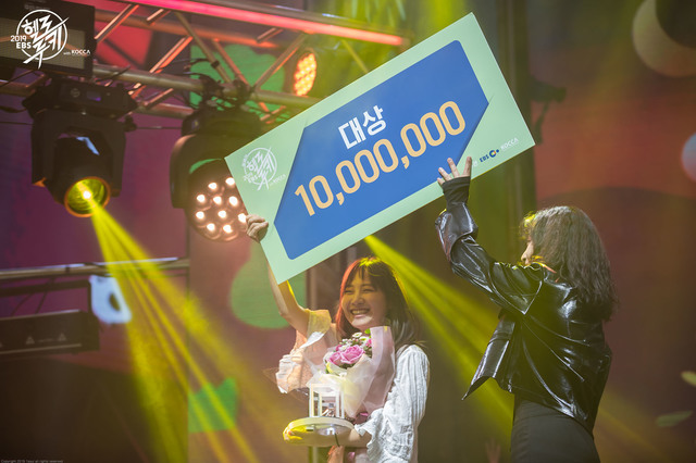 【서울=뉴시스】 지난 11월30일 예스24라이브홀에서 열린 '2019 EBS 올해의 헬로루키 with KOCCA'에서 대상을 차지한 애리(AIRY). (사진 = 한국콘텐츠진흥원 제공) 2019.12.02 realpaper7@newsis.com
