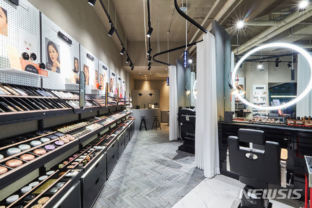[서울=뉴시스] 아리따움 ‘프로 메이크업 스튜디오’ (사진=아모레퍼시픽 제공)