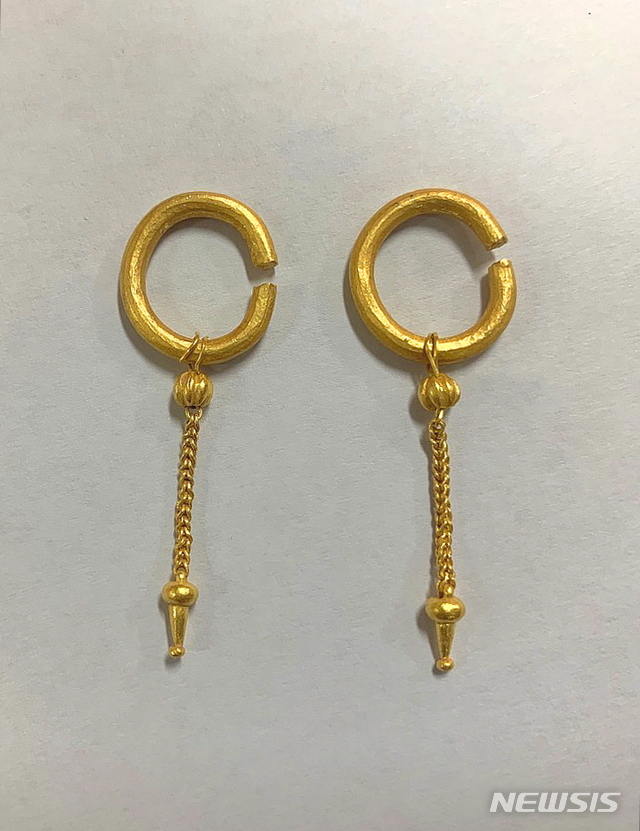 [서울=뉴시스] 공주 수촌리 고분군에서 출토된 금제 귀걸이.(사진=문화재청 제공) 2019.12.2 photo@newsis.com