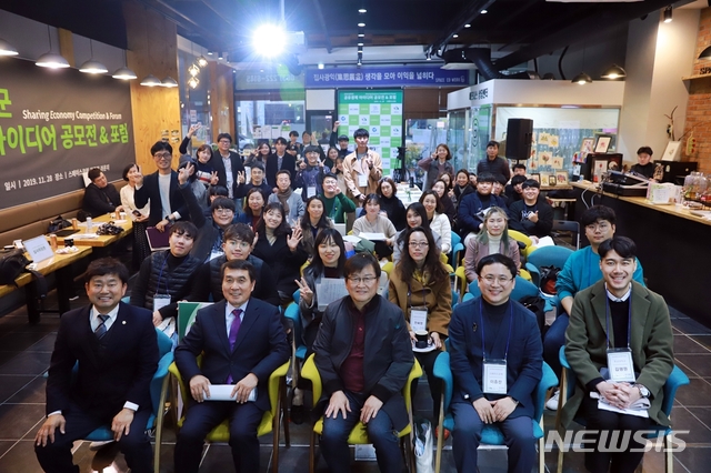 박성일 군수와 공모전 참가자들