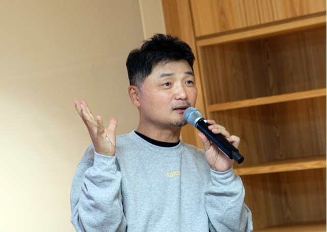 [서울=뉴시스]김범수 카카오 의장은 지난 13일 경기도 판교 카카오 오피스에서 열린 신입 개발자 오리엔테이션인 '펀펀데이'에서 30여분간 직장생활과 창업경험, 경영, 철학 등에 대해 대화를 나눴다. (사진=카카오 제공) 2019.12.02