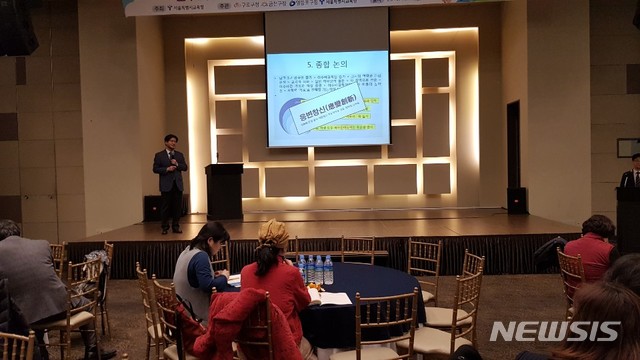 [서울=뉴시스]구무서 기자 = 남부 3구와 서울시교육청이 2일 오후 3시30분 서울 영등포구 그랜드컨벤션센터에서 개최한 공동 포럼에서 장한업 이화여자대학교 교수가 주제발표를 하고 있다. 장 교수는 이주민 밀집지역에 공립 국제외국어고등학교를 만들어 이 학교 졸업생에게 교육대학교나 사범대학 특례입학 기회를 제공하자고 제안했다. 2019.12.02. nowest@newsis.com