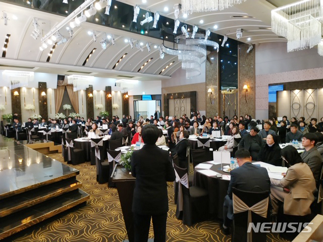 [원주=뉴시스]권순명 기자 = 강원 원주교육지원청(교육장 천미경)은 2일 원주아모르컨벤션웨딩에서 '2019 위기학생 통합지원'을 위한 업무협약기관 평가회를 갖고 있다.2019.12.02.(사진=원주교육지원청 제공)gsm@newsis.com