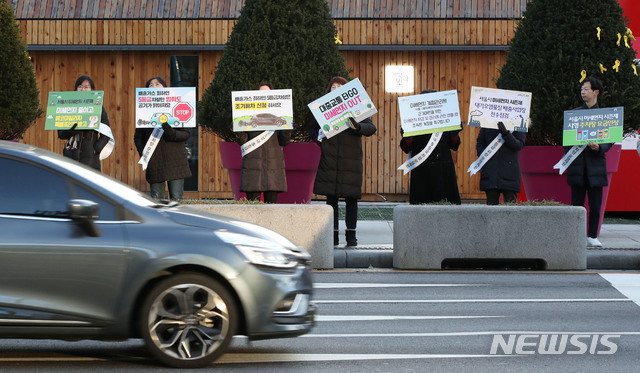 [서울=뉴시스] 고범준 기자 = 서울환경연합 등 환경단체들이 2일 오전 서울 종로구 광화문광장 분수대 앞에서 녹색교통지역 운행제한 및 미세먼지 시즌제 시행을 위한 캠페인을 펼치고 있다. 2019.12.02.&nbsp;&nbsp; bjko@newsis.com