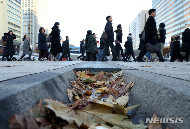 [서울=뉴시스]이윤청 기자 = 시민들이 2일 서울 종로구 광화문광장에서 두꺼운 옷을 입고 걷고 있다. 2019.12.02. radiohead@newsis.com