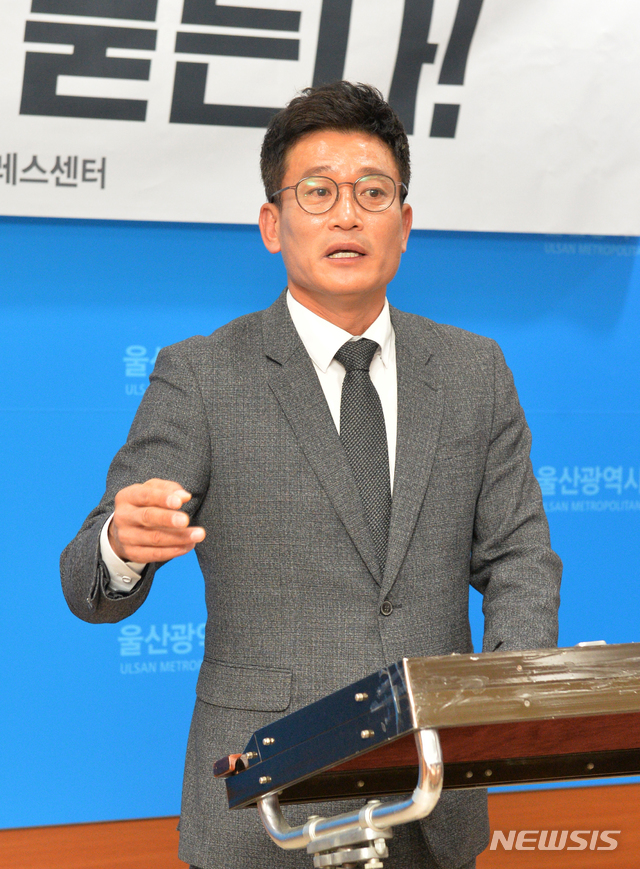 [울산=뉴시스] 배병수 기자 = 자유한국당 울산시당 6·13지방선거 진상조사단 부단장 박기성(전 김기현울산시장 비서실장)씨가 지난 2일 오전 울산시의회 프레스센터에서 기자회견을 열고 공권력을 동원한 선거부정사건과 관련해 송병기 울산 경제부시장에게 보내는 공개질의서를 낭독하고 있다. 2019.12.02. bbs@newsis.com