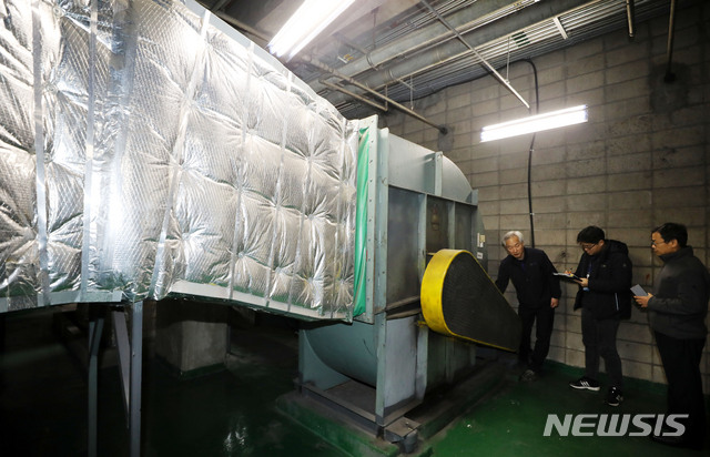 [서울=뉴시스]박주성 기자 = '미세먼지 계절관리제'가 내년 3월까지 시행된 가운데 임태환(왼쪽) 신답기계관리소 D조 부관리소장이 2일 오전 서울 종로구 지하철 종로3가역에서 실내공기질 특별점검반에게 환기설비를 보여주고 있다. 2019.12.02.&nbsp; park7691@newsis.com