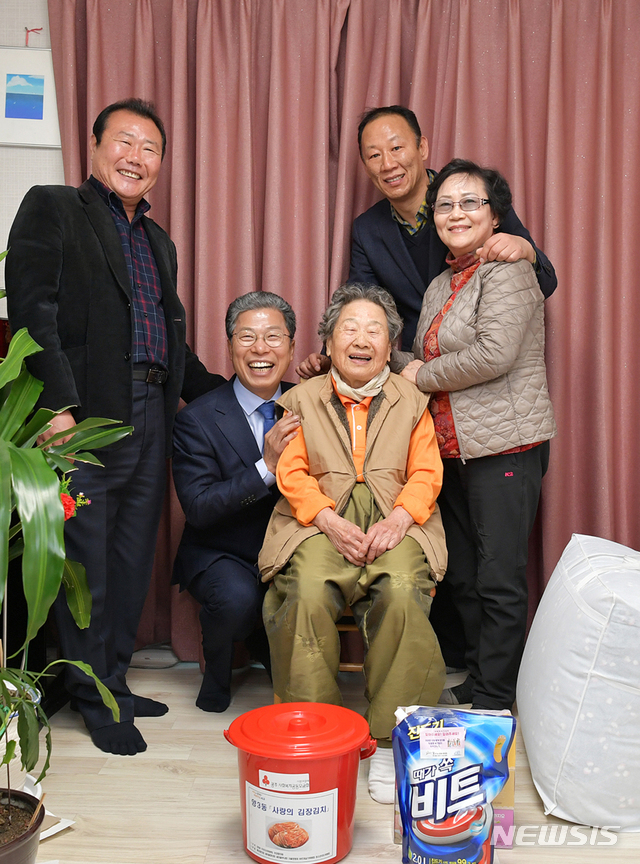[광주=뉴시스]변재훈 기자 = 광주 서구는 최근 지역에 거주하는 일제강점기 강제동원 피해자 할머니 2분의 자택을 찾아 겨울나기 지원활동을 펼쳤다고 2일 밝혔다. (사진=광주 서구 제공) 2019.12.02. photo@newsis.com