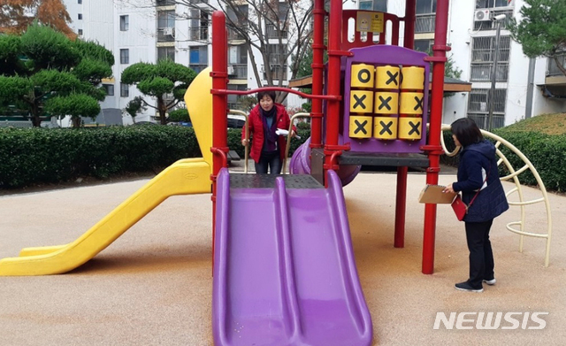 [광주=뉴시스]변재훈 기자 = 광주 서구는 오는 6일 까지 관내 어린이놀이터 안전점검을 진행한다고 2일 밝혔다. (사진=광주 서구 제공) 2019.12.02.photo@newsis.com