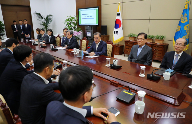 [서울=뉴시스]배훈식 기자 = 문재인 대통령이 2일 청와대 여민관에서 열린 수석·보좌관회의를 주재하고 있다. 2019.12.02.&nbsp; dahora83@newsis.com