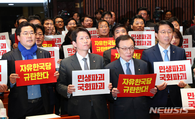 [서울=뉴시스] 장세영 기자 = 더불어민주당 이해찬(가운데 오른쪽) 대표와 이인영(가운데 왼쪽) 원내대표를 비롯한 의원들이 2일 오후 서울 여의도 국회에서 열린 더불어민주당 의원총회 참석해 자유한국당을 규탄하는 구호를 외치고 있다. 2019.12.02.&nbsp; photothink@newsis.com