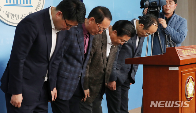 [서울=뉴시스]김명원 기자 = 자유한국당 박맹우 사무총장, 김도읍 당대표 비서실장, 추경호 전략기획부총장 및 원영섭 조직부총장이 2일 오후 서울 여의도 국회 정론관에서 당직 사퇴 기자회견을 마치고 인사하고 있다. 박 사무총장은 "당직자 전원은 한국당의 새로운 체제 구축에 협조하기 위해 전원이 황 대표에 일괄 사표를 제출했다"고 밝혔다. 2019.12.02.&nbsp; kmx1105@newsis.com