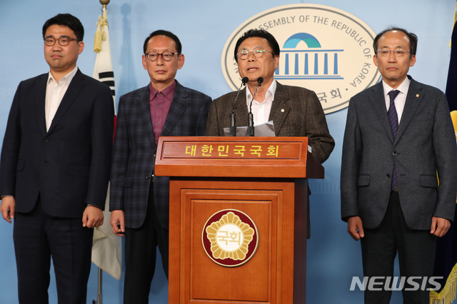 [서울=뉴시스]김명원 기자 = 자유한국당 박맹우 사무총장, 김도읍 당대표 비서실장, 추경호 전략기획부총장 및 원영섭 조직부총장이 2일 오후 서울 여의도 국회 정론관에서 자유한국당 당직자들의 일괄사표를 제출했다며 기자회견을 하고 있다. 박 사무총장은 "당직자 전원은 한국당의 새로운 체제 구축에 협조하기 위해 전원이 황 대표에 일괄 사표를 제출했다"고 밝혔다. 2019.12.02. kmx1105@newsis.com