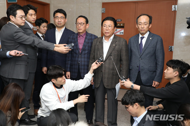 [서울=뉴시스]김명원 기자 = 자유한국당 박맹우 사무총장, 김도읍 당대표 비서실장, 추경호 전략기획부총장 및 원영섭 조직부총장이 2일 오후 서울 여의도 국회 정론관에서 일괄사표 제출 기자회견을 마치고 나와 기자들과 일문 일답을 하고 이 있다. 박 사무총장은 "당직자 전원은 한국당의 새로운 체제 구축에 협조하기 위해 전원이 황 대표에 일괄 사표를 제출했다"고 밝혔다. 2019.12.02. kmx1105@newsis.com