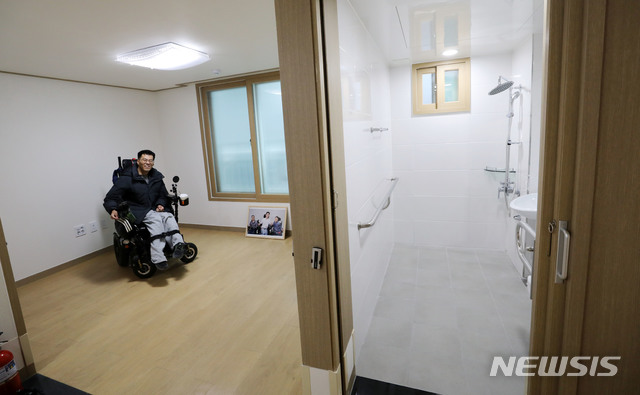 [서울=뉴시스]뇌병변 장애를 가지고 있는 김현수씨가 2일 오후 서울 동대문구 장안동에 마련된 '장애인 지원주택'에 입주하고 있다. '장애인 지원주택'은 지역사회 안에서 독립생활을 원하지만 육체 및 정신적 장애 등으로 독립생활이 어려운 장애인들에게 서울시가 공공임대주택과 주거서비스를 함께 제공하는 장애인 주거지원 정책이다. (사진=뉴시스 DB). 2019.12.02. photo@newsis.com