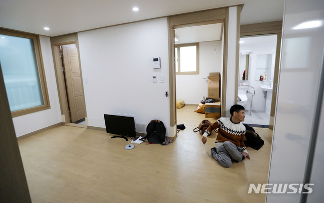 [서울=뉴시스]지체장애를 가지고 있는 이규석씨가 2일 오후 서울 동대문구 장안동에 마련된 '장애인 지원주택'에 입주하고 있다. '장애인 지원주택'은 지역사회 안에서 독립생활을 원하지만 육체 및 정신적 장애 등으로 독립생활이 어려운 장애인들에게 서울시가 공공임대주택과 주거서비스를 함께 제공하는 장애인 주거지원 정책이다. )사진=뉴시스 DB). 2019.12.02. photo@newsis.com