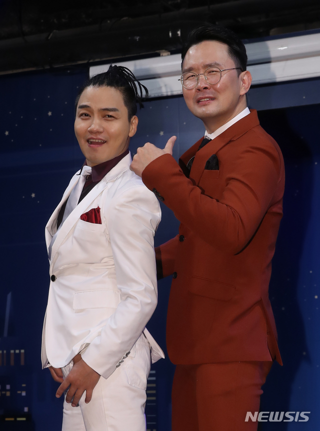 [서울=뉴시스]조수정 기자 = 윤형빈쇼 개그맨 조지훈, 윤형빈(오른쪽)이 2일 오후 서울 마포구 윤형빈소극장에서 열린 '2019 윤형빈 개그쇼 프로젝트' 제작발표회에서 포즈를 취하고 있다. 2019 윤형빈 개그쇼 프로젝트는 12월 6일부터 29일까지 성균관대학교 새천년홀에서 공연한다.&nbsp; 2019.12.02. chocrystal@newsis.com