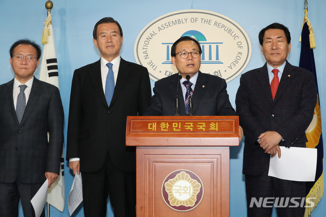 [서울=뉴시스] 고승민 기자 = 자유한국당 이채익 등 행정안전위원회 의원들이 2일 서울 여의도 국회에서 과거사법, 어린이교통안전법 처리 관련 기자회견을 하고 있다. 왼쪽부터 윤재옥, 홍문표, 이채익, 안상수 의원. 2019.12.02. kkssmm99@newsis.com