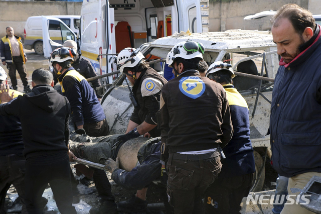 [마라트 알 누만(시리아)=AP/뉴시스] 2일(현지시간) '화이트 헬멧(공식명칭 '시리아 민방위대')'이 제공한 사진으로 화이트 헬멧 대원들이 이들리브주 마라트 알 누만의 한 시장에서 부상자를 구조하고 있다. 정부군의 공습으로 이날 15명의 민간인이 숨진 것으로 알려졌다. 2019.12.03