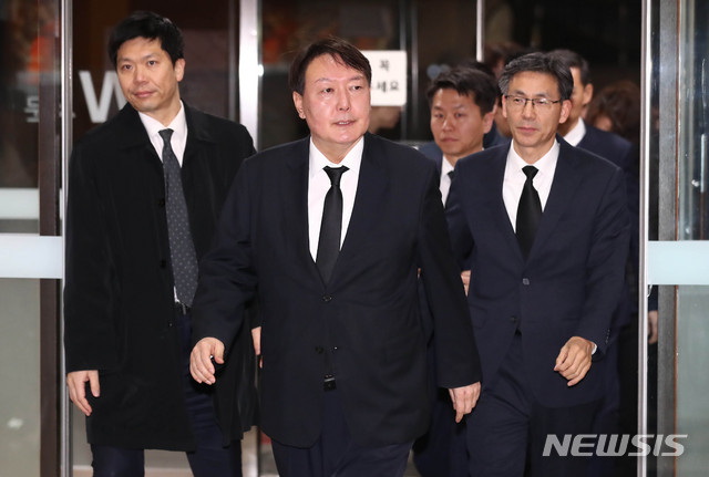 [서울=뉴시스] 이영환 기자 = 윤석열 검찰총장이 2일 오후 서울 서초구 서울성모장례식장에 마련된 전 청와대 민정비서관실 특별감찰반 수사관의 빈소로 들어서고 있다. 2019.12.02.&nbsp;&nbsp; 20hwan@newsis.com